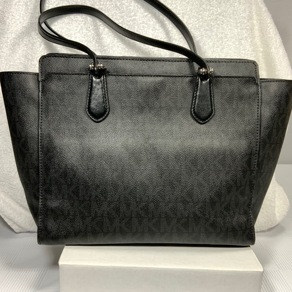 Michael Kors Signature Dee Dee Tote - Picture 2 of 16